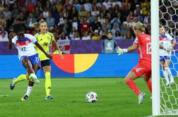 Italijanke v polfinale z golom v 90. minuti, Angležinje v sedmi seriji 11-metrovk