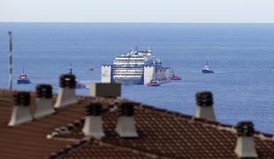Costa Concordia prispela v Genovo, uničenje ladje bi lahko trajalo tudi do dve leti