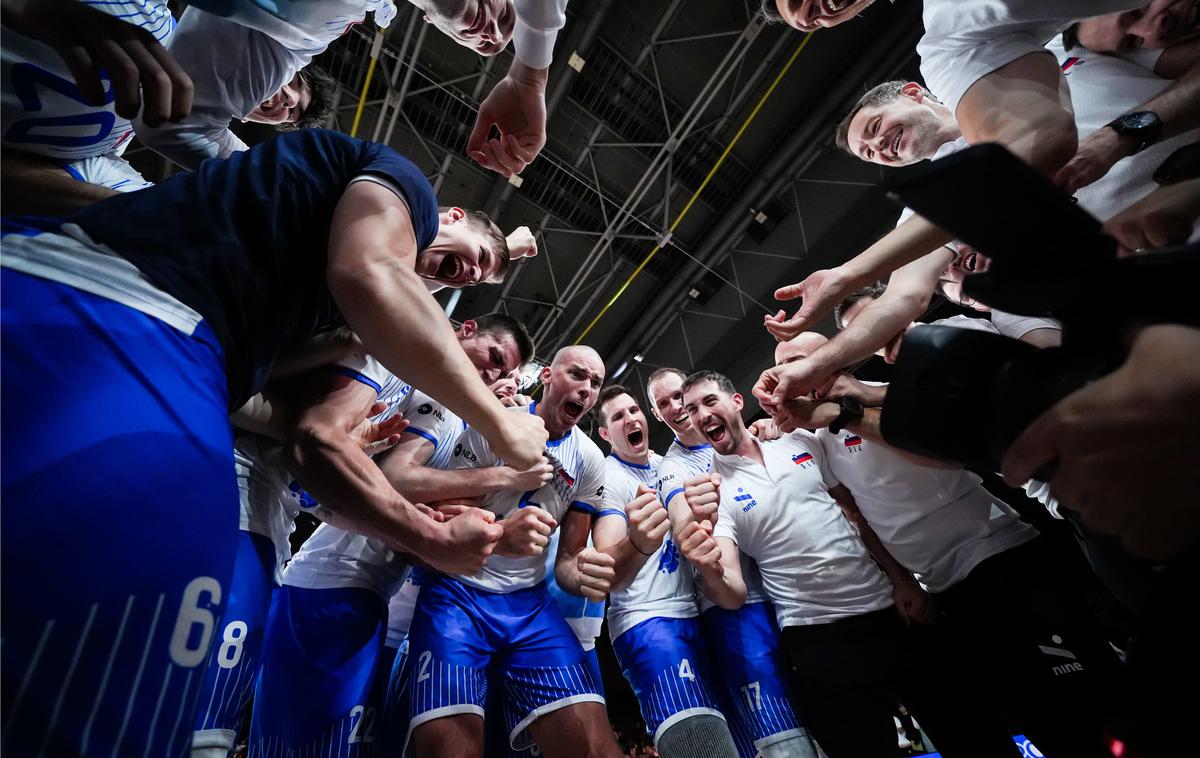 slovenska odbojkarska reprezentanca : Brazilija | Slovenski odbojkarji so prvič na velikih tekmovanjih premagali odbojkarsko velesilo Brazilijo, ostali neporaženi in naredili odločen korak proti olimpijskim igram. | Foto VolleyballWorld