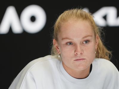 Emerson Jones priznava, da je ostala brez šolskih prijateljev