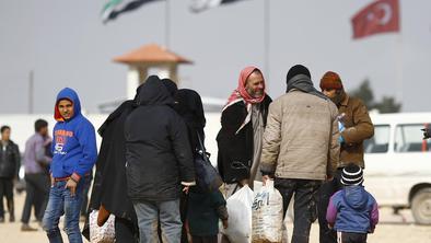 V begunskih taboriščih na sirsko-turški meji sto tisoč beguncev