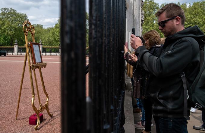 Ljudje so tako fotografirali obvestilo o rojstvu pred Buckinghamsko palačo. | Foto: Getty Images