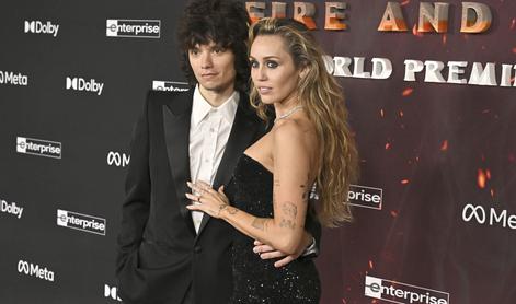 Na premieri filma pop zvezdnica prvič javno pokazala zaročni prstan