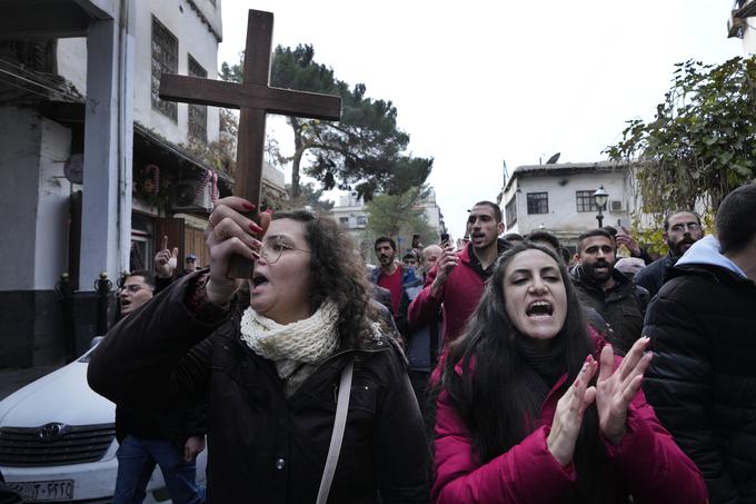 Po protestih je vodilna oborožena skupina Hajat Tahrir al Šam (HTS) obljubila, da bodo storilci požiga božičnega drevesa kaznovani, drevo pa obnovljeno. | Foto: Guliverimage