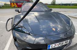 Niti Tesla temu ni kos: Porschejev mejnik ob slovenski avtocesti. #video