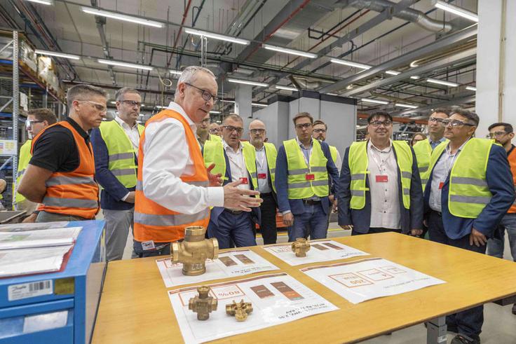 Sprehod skozi proizvodnjo. | Foto: Danfoss Trata