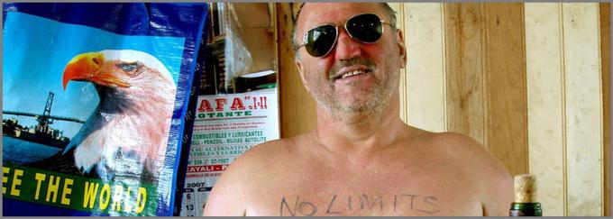 Martin Strel, pristni slovenski križanec ekstremnega športnika in bizarne zanimivosti, plava po Amazonki. Komična psihološka analiza z osupljivo, skoraj ekspresionistično fotografijo in okoljevarstvenim sporočilom. | Foto: 