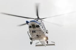 Težje poškodbe starejše ženske ob pristajanju helikopterja
