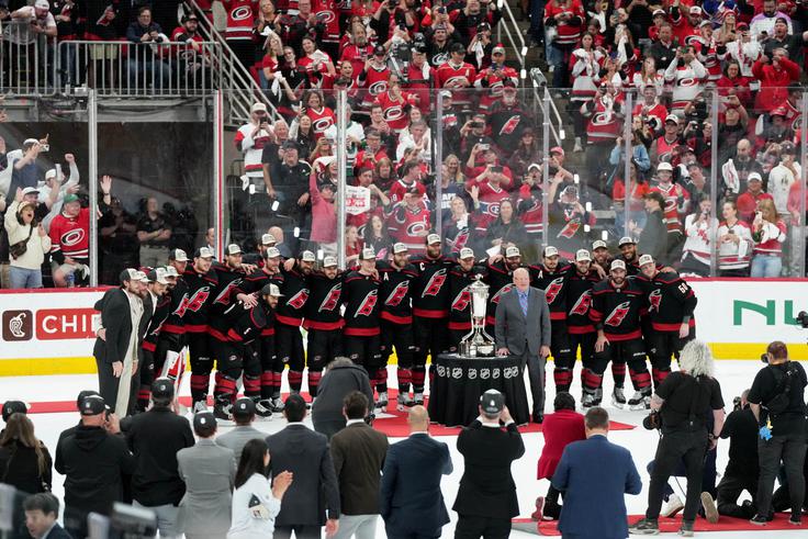 Carolina Hurricanes so se z zmago na peti tekmi in skupno 4:1 v finalni seriji vzhodne konference uspeli uvrstiti v finale lige NHL. | Foto: Reuters