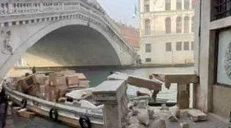 Ženska z ukradenim plovilom trčila v ograjo mosta Rialto