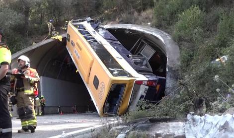 Dramatična nesreča avtobusa: pred tunelom ga je zavrtelo #video