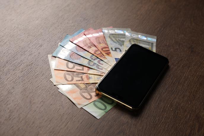 Koliko preplačujete za mobilni paket? Večina tega sploh ne preveri