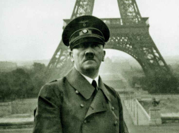 Stalin je sklenil pakt o nenapadanju s Hitlerjem, ker je s tem preprečil protisovjetsko zavezništvo med Nemčijo, Poljsko in Japonsko. Tokio je bil seveda razočaran, ker je Berlin sklenil pakt s Sovjetsko zvezo, s katero se je Japonska od maja 1939 spopadala na Daljnem vzhodu (septembra 1939 so Sovjeti skupaj z Mongoli porazili Japonce). Stalin je tudi mislil, da se bo Hitler po sklenitvi pakta in porazu Poljske na zahodu Evrope zapletel v krvavo in dolgotrajno vojno s Francozi in Britanci, a se je uštel, ker je Hitler spomladi 1940 z bliskovito vojno Francijo hitro spravil na kolena. Na fotografiji: Hitler v Parizu leta 1940. | Foto: Guliverimage