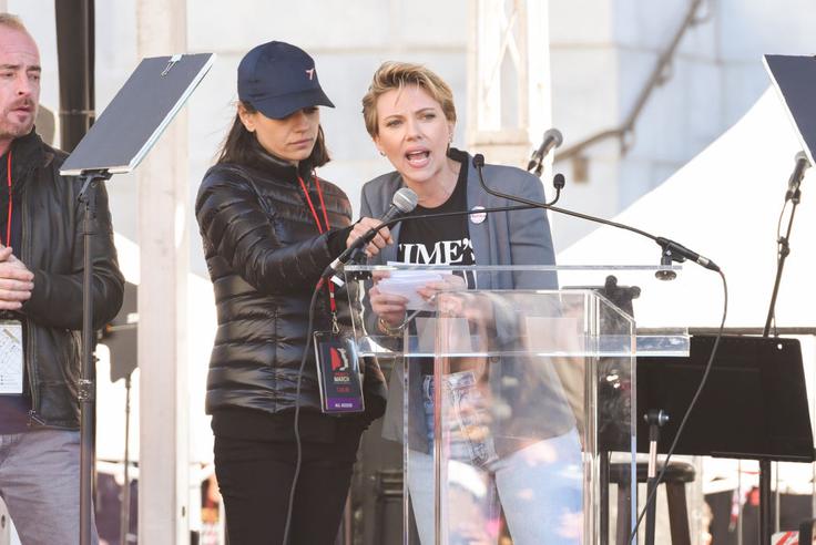 Na Scarlett se je usul val kritik, češ da sama podpira Woodyja Allena. | Foto: Getty Images