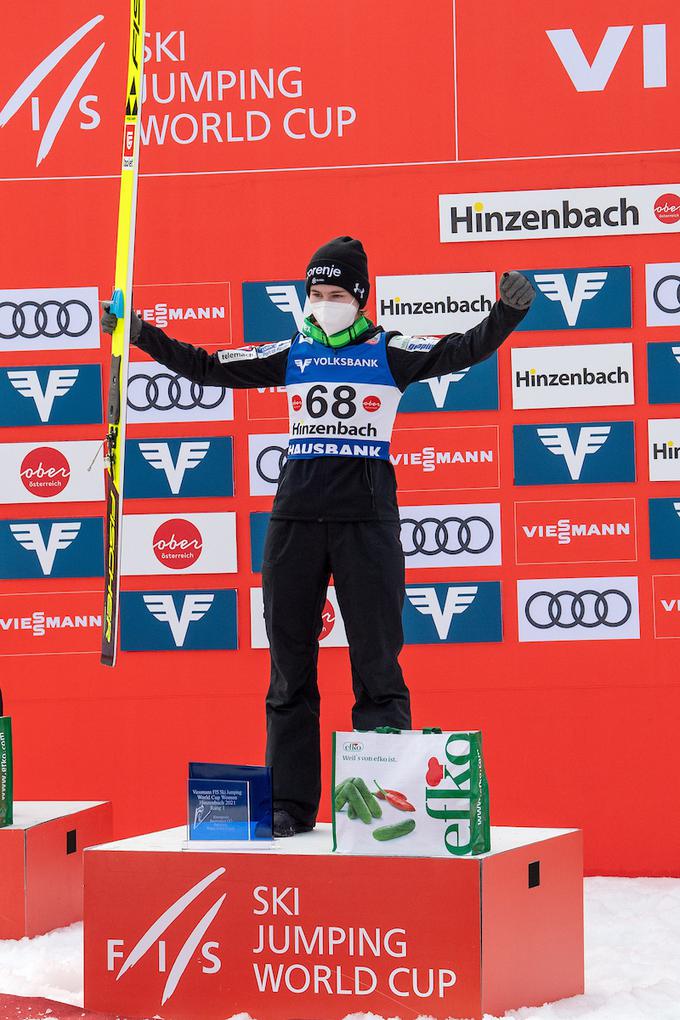 Nika Križnar je v Hinzenbachu po Špeli Rogelj in Maji Vtič postala tretja slovenska skakalka, ki se je razveselila posamične medalje. | Foto: Sportida