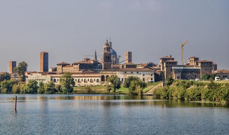 Policija aretirala sina, ki se je preoblekel v svojo mrtvo mamo