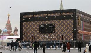 Gigantski Louis Vuittonov kovček jezi Moskovčane (foto)