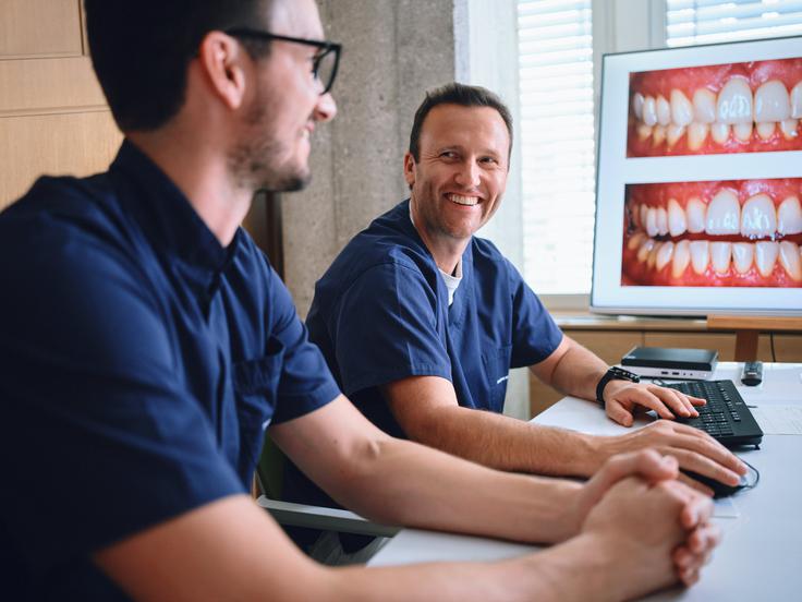 "Spremembe na dlesni in čeljustni kosti pogosto napovedujejo hormonska in sistemska neravnovesja. Z zgodnjo preventivo lahko ohranimo zdravje kosti," opozarja dr. Sebastjan Perko.  | Foto: Ustna medicina