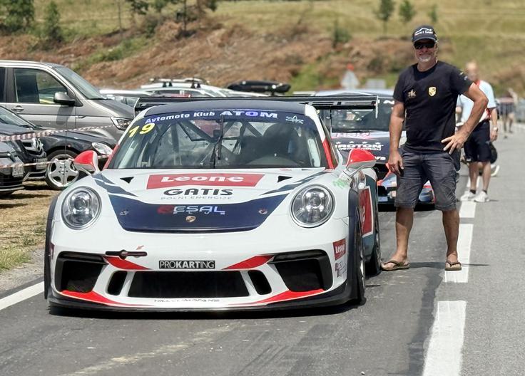 Lovro Čuden ob porscheju GT3 cup, s katerim dirka njegov sin Matevž Čuden. | Foto: Gregor Pavšič