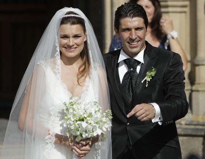 Pred šestimi leti se je v Pragi poročil s češko manekenko Aleno Šeredovo, s katero ima dva otroka. Tri leta pozneje se je ločil. Zdaj je njegova srčna izbranka televizijka Ilaria D'Amico. Lani sta prvič zibala. | Foto: Reuters