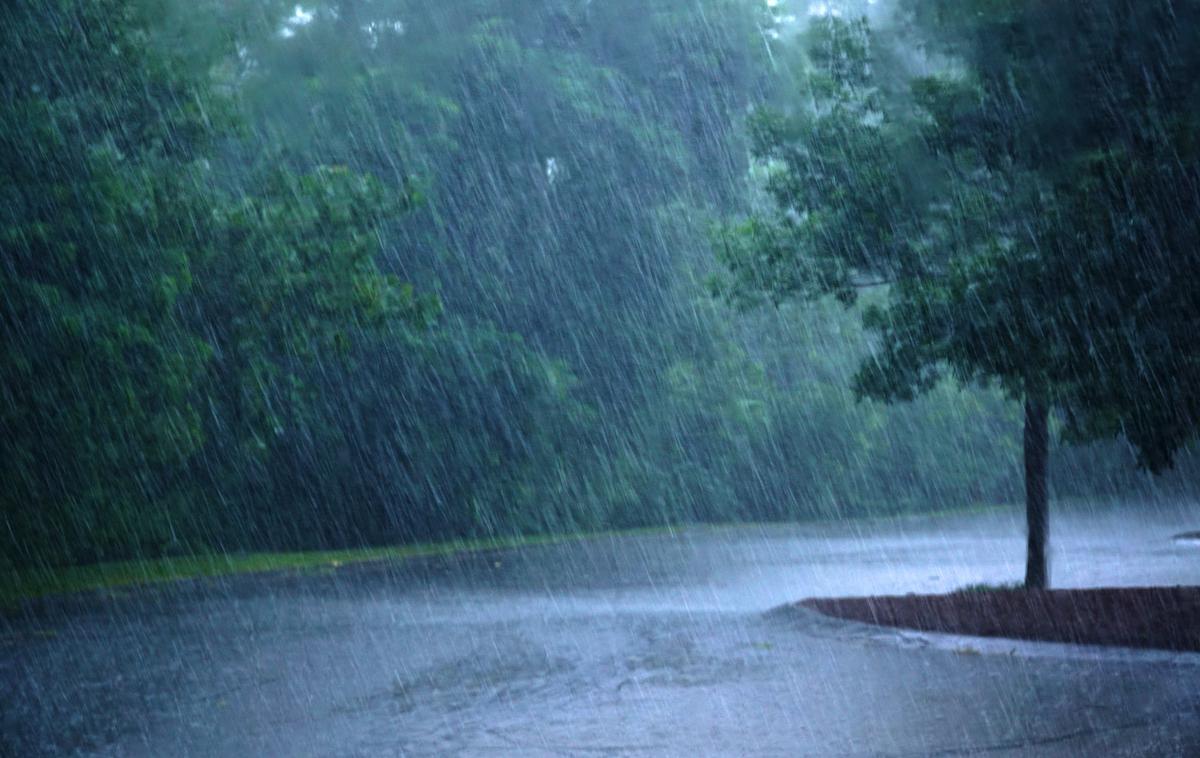 Dež, neurje, naliv | Kot so opozorili gasilci, kanalizacijski sistem v Nitri ni bil kos ogromni količini padavin. Zaradi tega je poplavilo več ulic, kleti in stavb. (Fotografija je simbolična.) | Foto Shutterstock