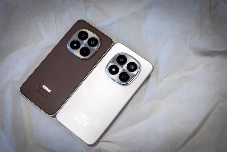 Modno opaznejša različica pametnega telefona Redmi Note 15 Pro+ 5G z umetnim usnjem (levo) bo na tehtnici pokazala kakšen gram več kot običajna izvedba v eni izmed dveh barv, v katerih je na voljo tudi Redmi Note 15 Pro 5G (desno).  | Foto: Gaja Hanuna