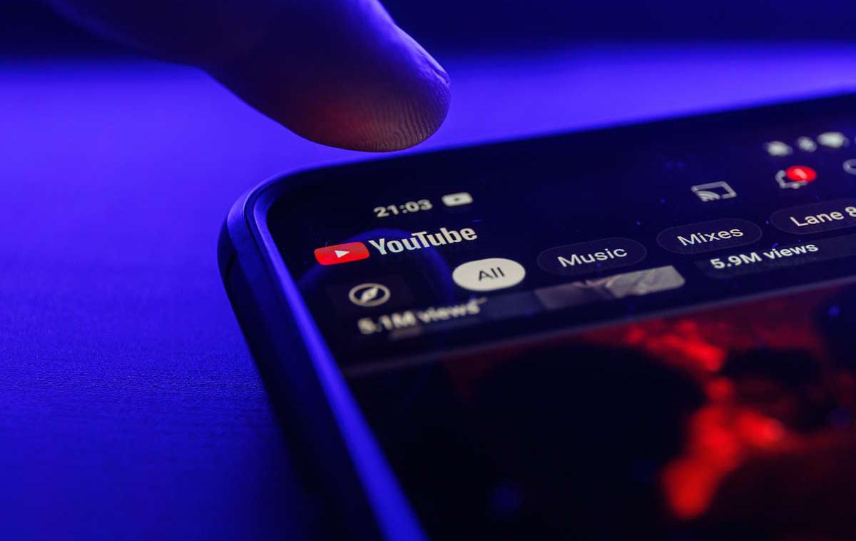 Youtube, YouTube | YouTube bo videoposnetek z oglasom po novem lahko prekinil ravno takrat, ko ga bomo spremljali najbolj zavzeto.  | Foto Shutterstock