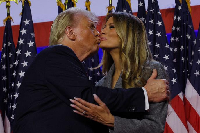 Melania Trump | "Kako strahovito osamljena in zapuščena je kdaj pa kdaj, vedo le ona in njeni najbližji. Ko Donaldu pred kamerami nastavi za poljub svoj brezhibno naličeni obraz, na katerem se ob tem ne zgane niti ena mišica, je to morda že njeno svetopisemsko drugo lice," je svoje mnenje slikovito razgrnila profesorica matematike Marta Zabret. | Foto Reuters