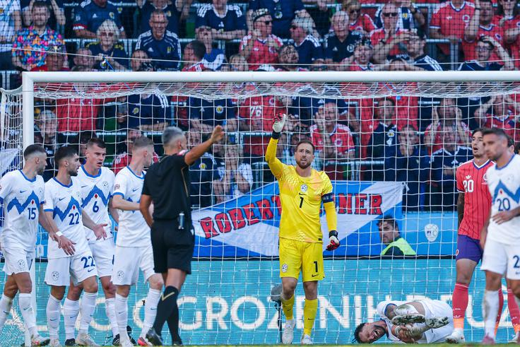 Škoti so v drugem polčasu večkrat zelo resno ogrozili Oblakova vrata. | Foto: Aleš Fevžer