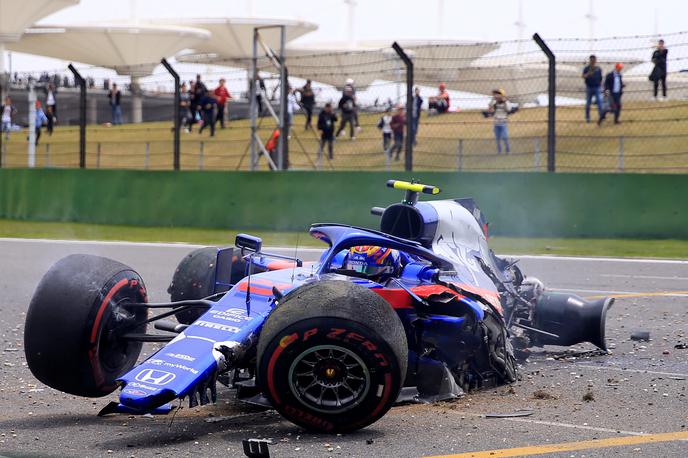 Alexander Albon | Alexander Albon se je ob koncu treninga zaletel v ogrado, a na srečo končal brez poškodb. | Foto Reuters