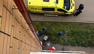 Petletna deklica vrgla svojo novorojeno sestro skozi okno