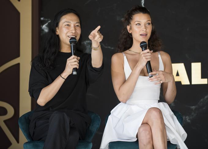 Alexander Wang z manekenko Bello Hadid, eno njegovih najbolj vidnih prijateljic in podpornic. | Foto: Guliverimage/AP