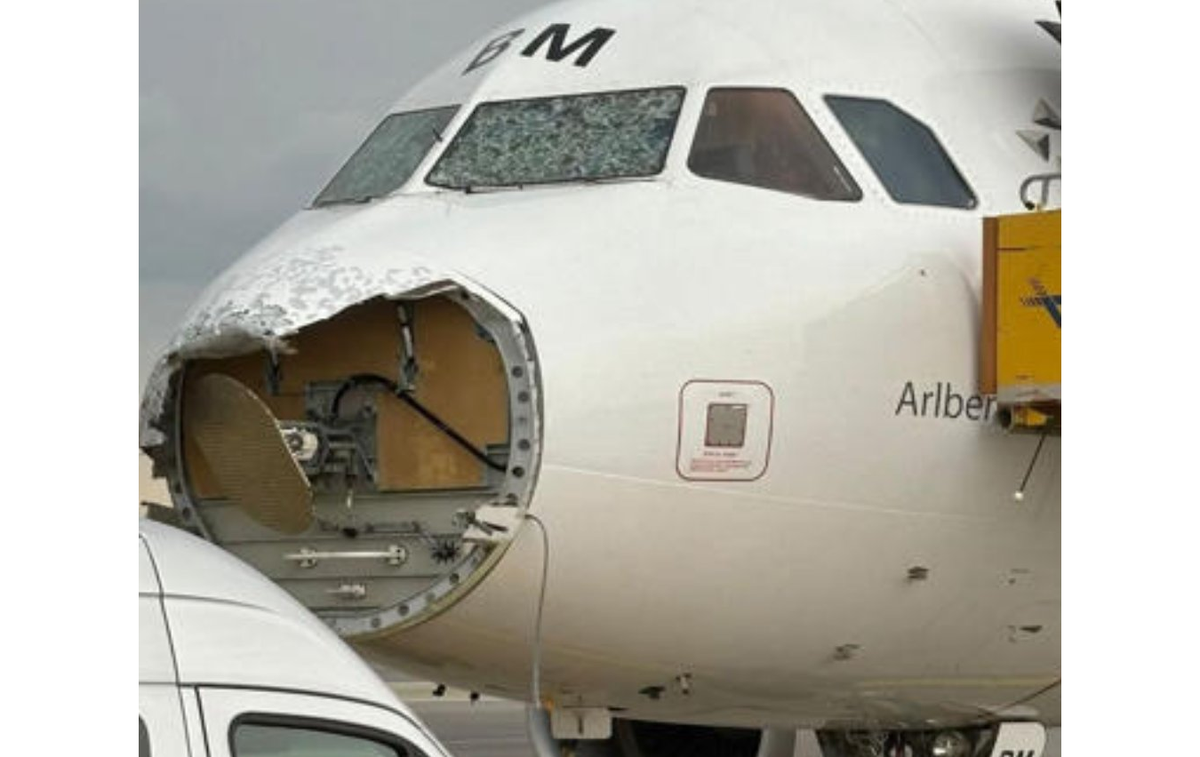 poškodovano letalo Austria Airilnes | Po prvih ugotovitvah so bili na letalu poškodovani okni pilotske kabine, nos letala in nekaj zunanjih oblog, so navedli v letalski družbi. | Foto omrežje X