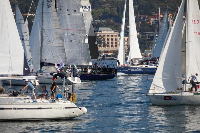 Na morju pred hotelom Kempinski Palace Portorož bodo na znak startne pištole ob 10. uri startale jadrnice na reli regati Go to Barcolana from Slovenia by Kempinski Palace in MK Group. Ta se bo letos drugič zapored začela v Portorožu. | Foto: 