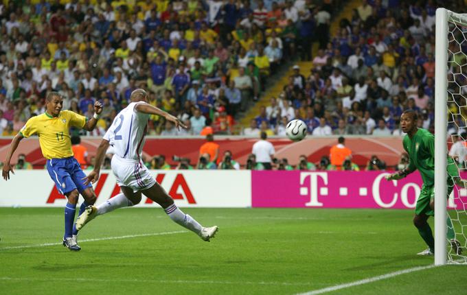 Trenutek, ko je Thierry Henry premagal brazilskega vratarja Dido in Francoze popeljal v polfinale. | Foto: Reuters