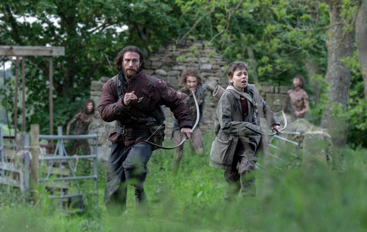 28 let pozneje | Na begu pred zombiji oz. okuženimi. Aaron Taylor Johnson in mladi Alfie Williams sta izvrstna v glavnih vlogah kot Jamie in njegov sin Spike. | Foto Jučer
