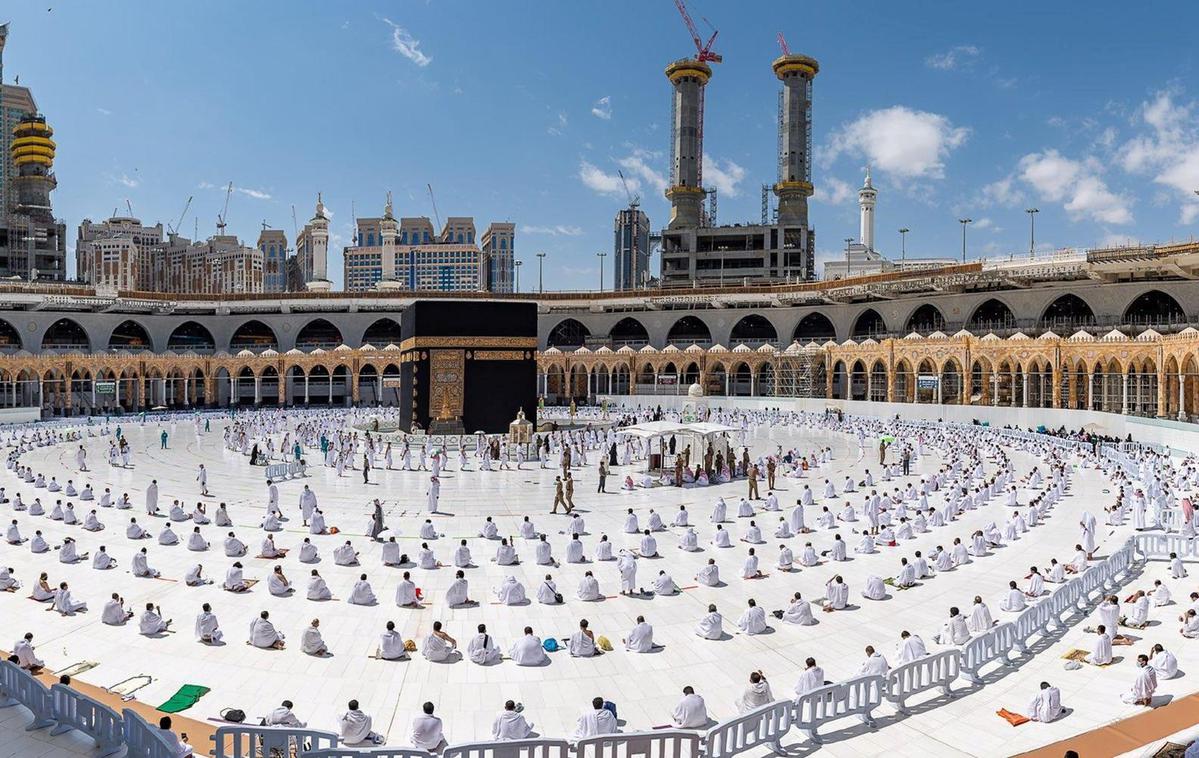 Meka muslimani | Verniki v Meki že več kot eno leto pri molitvah ohranjajo varno razdaljo. | Foto Reuters