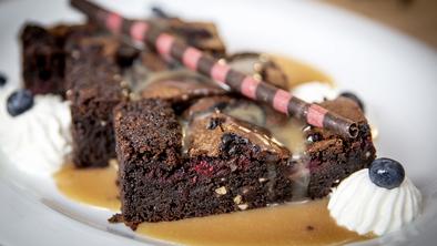 Browniji z malinami in karamelno omako #video
