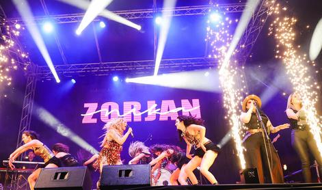 Nika Zorjan prvič po sporu z Maraayo stopila na oder #video