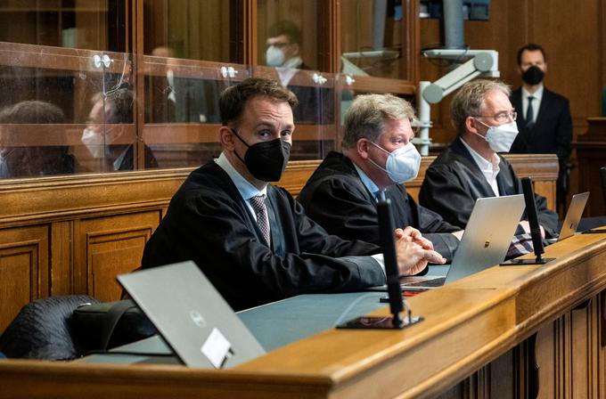 Sodniki obrambe Christian Koch, Ingmar Pauli in Robert Unger čakajo na izzid sodbe. | Foto: Reuters