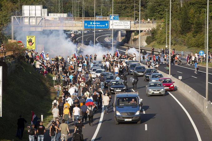 Policijska uprava Ljubljana je pri včerajšnjem varovanju sodelovala z
različnimi policijskimi enotami tako z območja Ljubljane kot vseh ostalih
policijskih uprav, posebno enoto policije, konjenico, policisti vodniki
službenih psov in  letalsko policijsko enoto. Število policistov, ki so
aktivno sodelovali pri varovanju se je sprotno prilagajalo glede na
varnostno situacijo na terenu. Policistov je bilo tako dovolj, da so
vzpostavili javni red in mir, ko je bil ta huje kršen, so še sporočili s PU Ljubljana. | Foto: Bojan Puhek