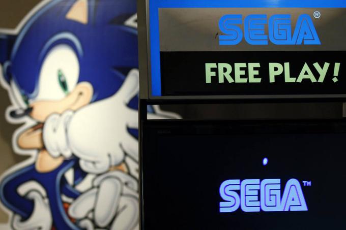 23. junija 1991 je japonski razvijalec Sega izdal videoigro Sonic the Hedgehog. Ta ni postala pomembna le zato, ker je svet z njo spoznal naslovnega junaka Sonica, ikono Sege, temveč tudi zato, ker je pot do statusa ene najbolj priljubljenih igralnih konzol tistega časa tlakovala konzoli Sega Genesis oziroma Sega Mega Drive. | Foto: 