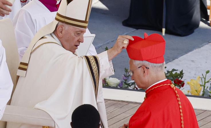 Papež Leon XIV. nadaljuje delo papeža Frančiška, ki je bil zaradi svojih stališč do revščine za nekatere na ameriški desnici kar komunist in marksist. Kljub kritikam ga je v ZDA po pisanju BBC podpiralo 78 odstotkov ameriških katolikov. Na fotografiji iz leta 2023 vidimo, kako papež Frančišek imenuje Roberta Francisa Prevosta (zdajšnjega papeža Leona XIV.) za kardinala. | Foto: Guliverimage