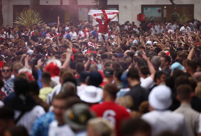 Londonske ulice so pred finalom polne domačih navijačev. | Foto: Reuters