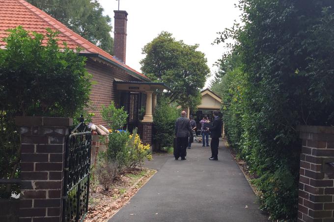 Po razkritju medijev Wired in Gizmodo, da je Satoshi Nakamoto najverjetneje Avstralec Craig Wright, so Wrightovo hišo v Sydneyju 10. decembra 2015 preiskali avstralski policisti in zasegli nekaj računalniške opreme.  | Foto: Reuters