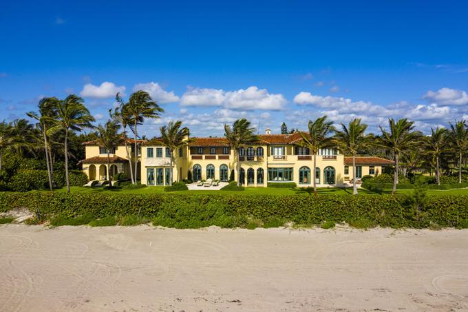 Ellisonova toskanska palača na Floridi ima sedem spalnic in enajst kopalnic, luksuzni apartma za goste, kinodvorano, vinsko klet in številne druge prostore, ki so navadnim smrtnikom popolne neznanke, a pritičejo hiši za 80 milijonov dolarjev. Posest je tudi eno od redkih domovanj v mestu Palm Beach, kjer lahko dobesedno na dvorišču hiše pristane helikopter in ima pri tem veliko prostora. | Foto: Douglas Ellman