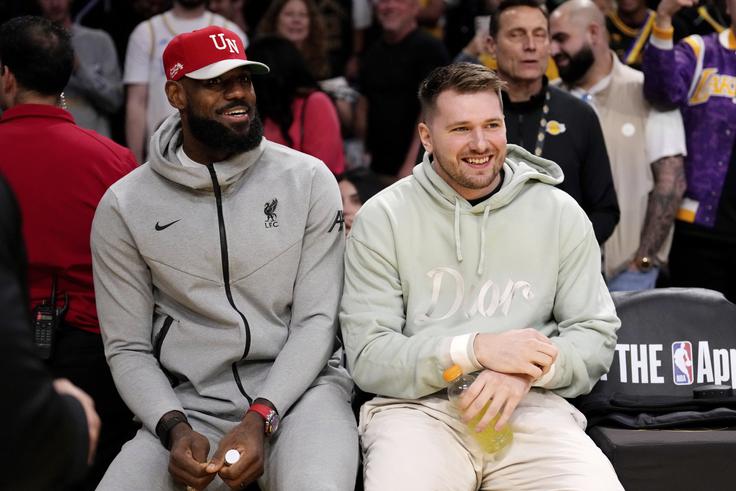 LeBron James in Luka Dončić tekmo LA Lakers in Indiana Pacers spremljata s klopi. | Foto: Guliverimage
