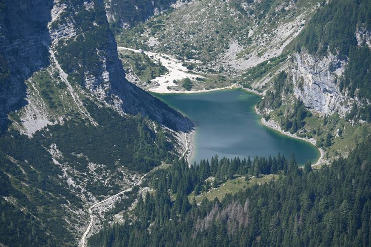 Največje slovensko visokogorsko jezero bomo občudovali s ptičje perspektive. | Foto: Matej Podgoršek