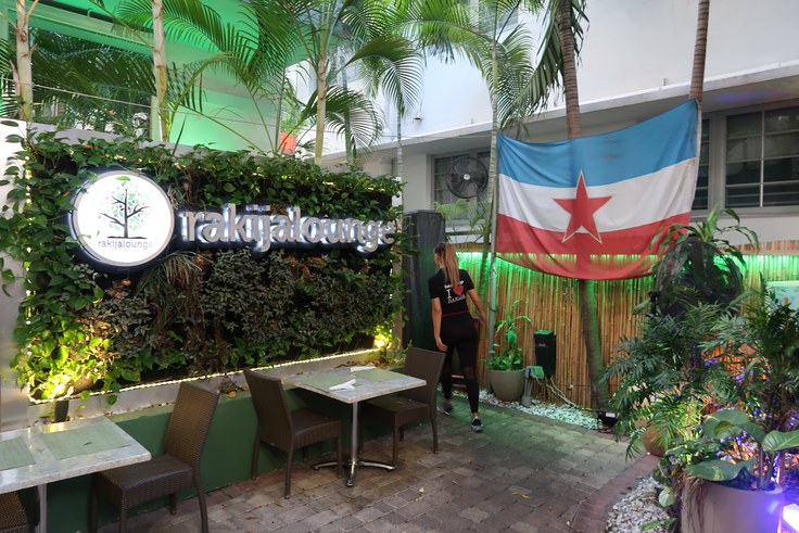 Slovenski navijači se združujejo na več lokacijah, ena od njih je tudi Rakija lounge na aveniji Collins v predelu South Beach. Lokal sta po poročanju STA pred tremi leti odprla priseljenca iz Bosne in Hercegovine ter Makedonije, ki sta v preteklosti delala na turističnih križarkah. Rakija Lounge bo pred današnjo tekmo gostila tudi predstavitev Slovenije, slovenskih vin in hrane. | Foto: Slavko Baranja/STA
