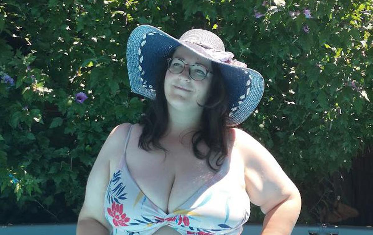 Katarina Oman | "Na družbenih omrežjih je sicer težko biti popolnoma iskren, ker vedno deliš samo drobce svojega življenja. Včasih me to obremenjuje, ker vseh svojih slabih in dobrih trenutkov nikoli ne morem zares predstaviti v celoti in vedno tvegam, da bo kaj razumljeno ali videno v drugačni luči, kot v resnici je," pove Katarina.  | Foto Osebni arhiv